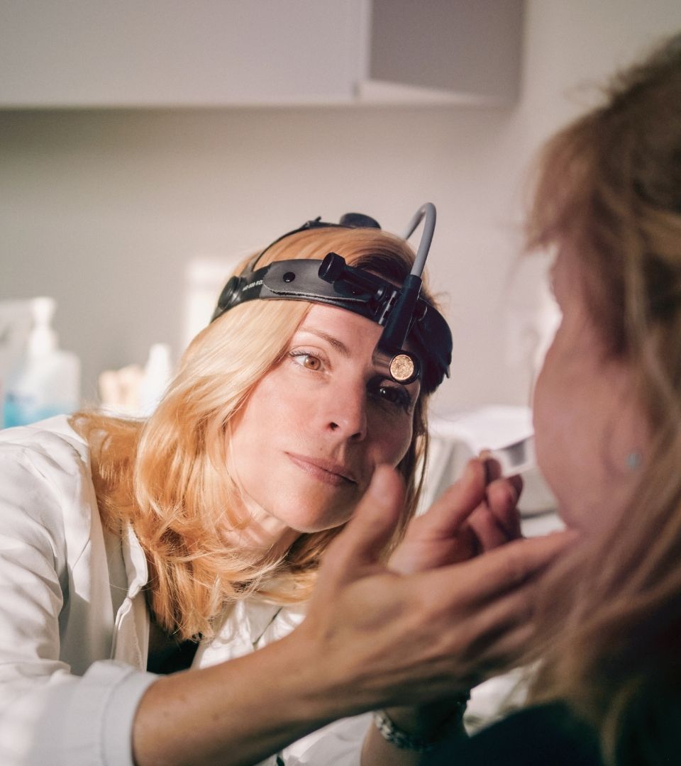 Dr. Tóth Eszter fül-orr-gégészeti vizsgálat közben